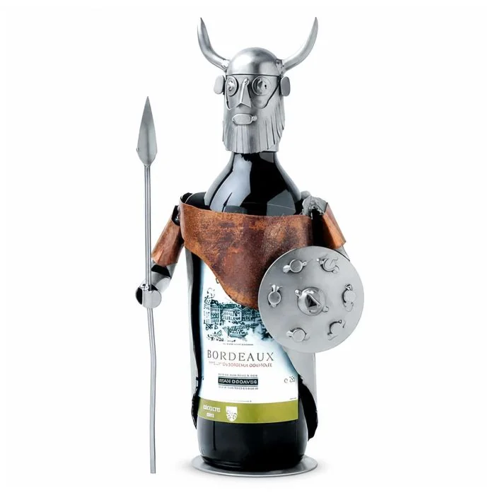 Metalen Viking flessenhouder met hoornhelm, baard, speer en schild. Een wijnfles vormt het lichaam van de krijger. Origineel cadeau voor Vikingfan.