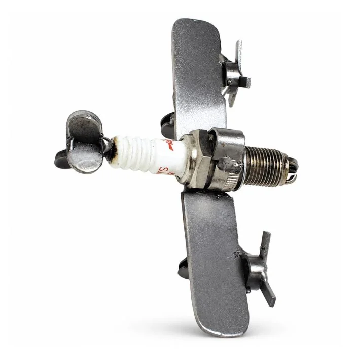 Airplane Sparkplug: origineel metalen vliegtuigje opgebouwd rond een bougie, met vleugels, propellers en staartvlak. Ca. 11 x 7 x 4,5 cm.