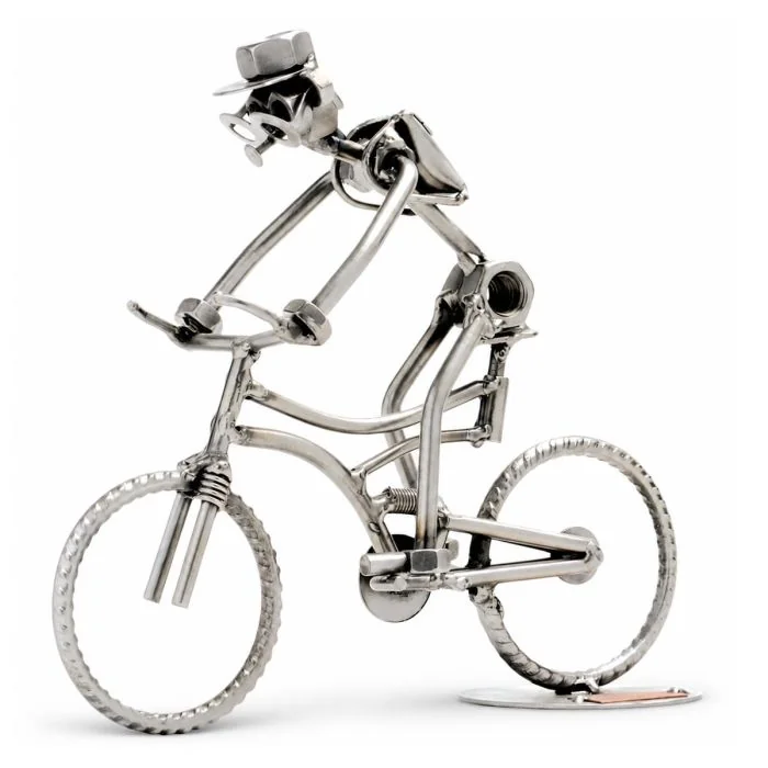 Handgemaakte Hinz & Kunst mountainbike sculptuur met fietser, robuust frame en grote wielen. Ca. 21 x 8 x 20 cm. Origineel cadeau voor mountainbiker.