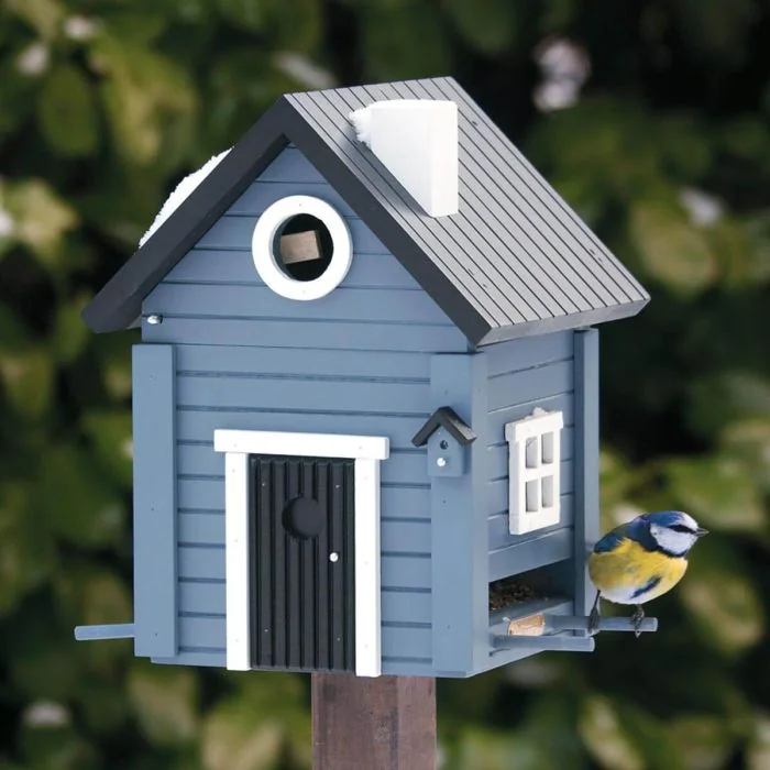 Multiholk Blatt Hus van Wildlife Garden combineert nestkast en voederhuis in één. Met blauwgrijze gevel, 32 mm invliegopening en ca. 2 liter voerreservoir.