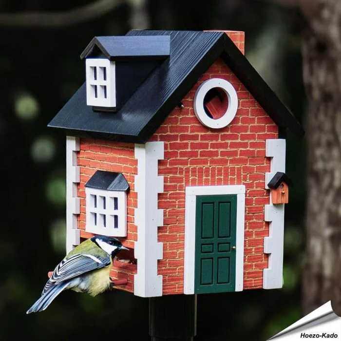 Multiholk Brick Cottage van Wildlife Garden ✔️ Nestkast en voederhuis in 1 ✔️ Voor kleine tuinvogels ✔️ Geïnspireerd op Scandinavische architectuur ➤ Bestel bij Hoezo-Kado