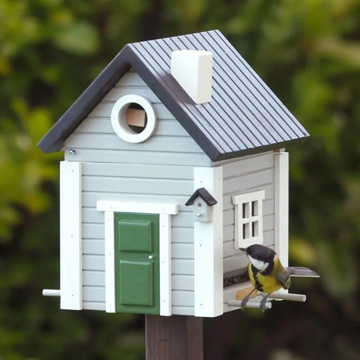Multiholk Gratt Hus van Wildlife Garden combineert nestkast en voederhuis in één. Met lichtgrijze gevel, 32 mm invliegopening en Scandinavisch geïnspireerd ontwerp.