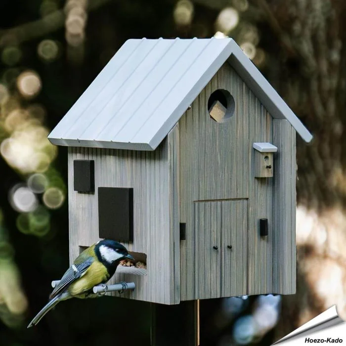Multiholk Modern Nordic van Wildlife Garden ✔️ Nestkast en voederhuis in 1 ✔️ Voor kleine tuinvogels ✔️ Geïnspireerd op Scandinavische architectuur ➤ Bestel bij Hoezo-Kado