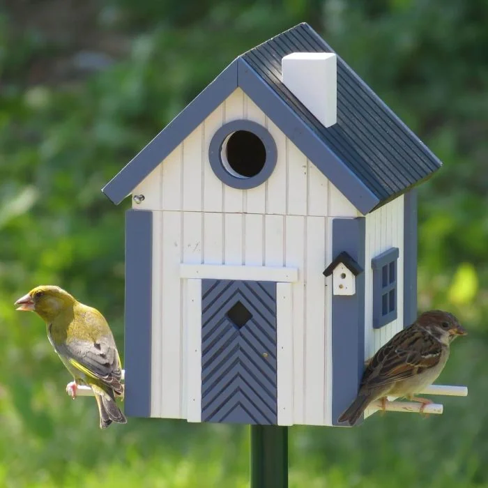 Multiholk Sjoboden van Wildlife Garden: nestkast en voederhuis in 1 voor kleine tuinvogels, geïnspireerd op Scandinavische kustarchitectuur.
