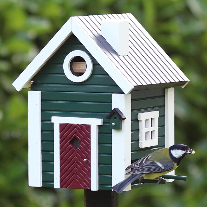 Multiholk Stugan groen van Wildlife Garden: nestkast en voederhuis in één, geschikt voor kleine tuinvogels en geïnspireerd op Scandinavische architectuur.