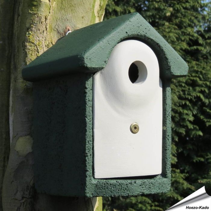 Houtbeton nestkast 28mm ✔️ Ideaal voor koolmezen & kleine mezen ✔️ Duurzaam en isolerend ✔️ Met roofdierbescherming ➤ Shop nu bij Hoezo-Kado