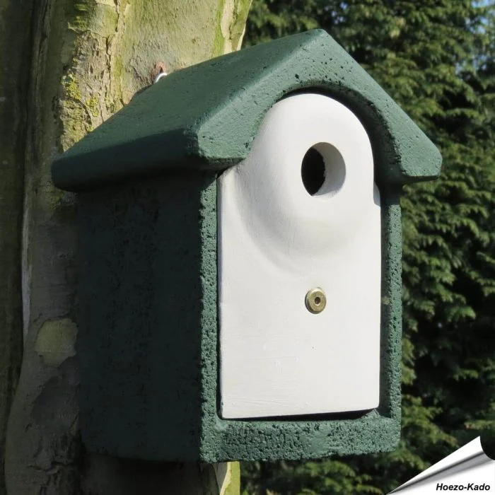Houtbeton nestkast 28mm ✔️ Ideaal voor koolmezen & kleine mezen ✔️ Duurzaam en isolerend ✔️ Met roofdierbescherming ➤ Shop nu bij Hoezo-Kado