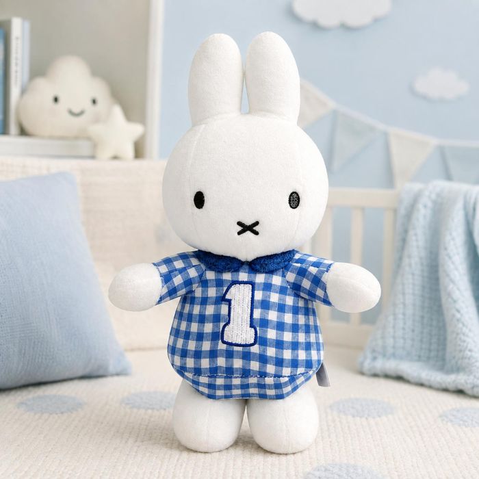 Nijntje knuffelrammelaar blauw van zacht pluche met ingebouwd rammeltje. Geschikt vanaf de geboorte en leuk als kraamcadeau.