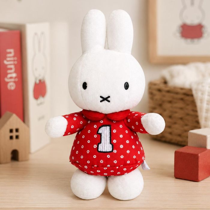 Nijntje knuffelrammelaar rood van zacht pluche met ingebouwd rammeltje. Geschikt vanaf de geboorte en leuk als Nijntje kraamcadeau.