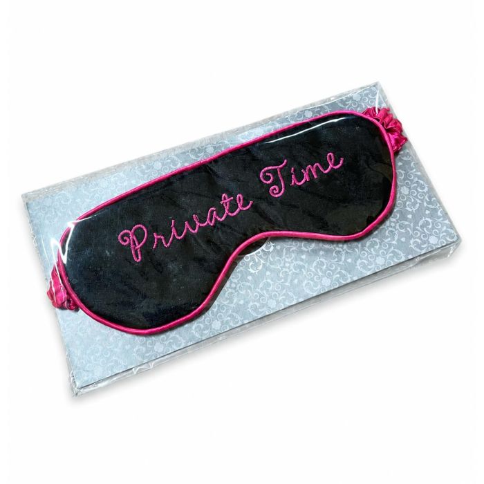 Zwart slaapmasker met roze “Private Time” borduring en roze rand. Nylon oogmasker van ca. 185 x 70 mm voor rustmomenten thuis of onderweg.