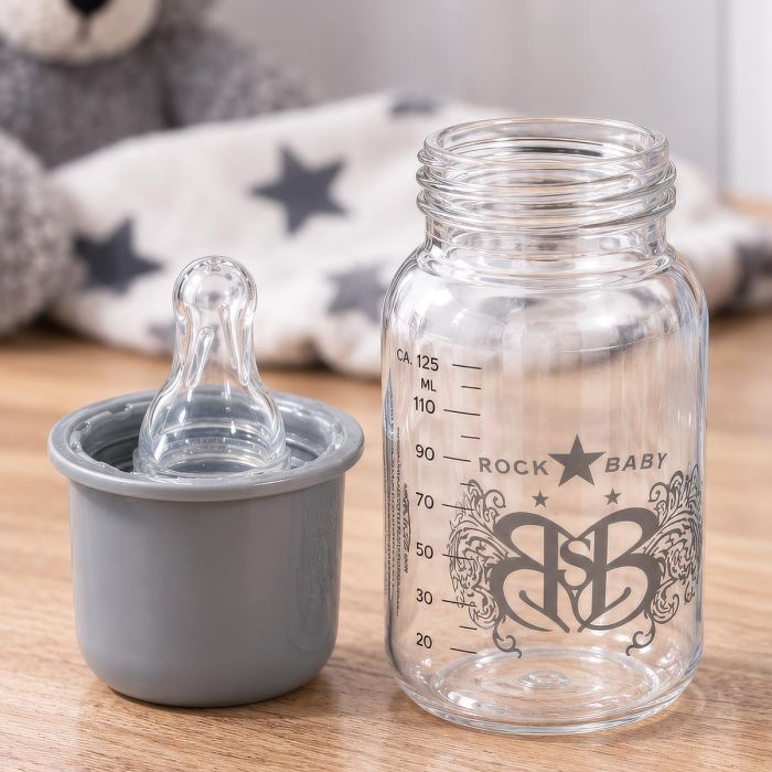Rock Star Baby babyfles Logo van 125 ml met maatverdeling, speen en beschermkap. Transparante fles met zilvergrijze rock-look voor kleinere voedingen.