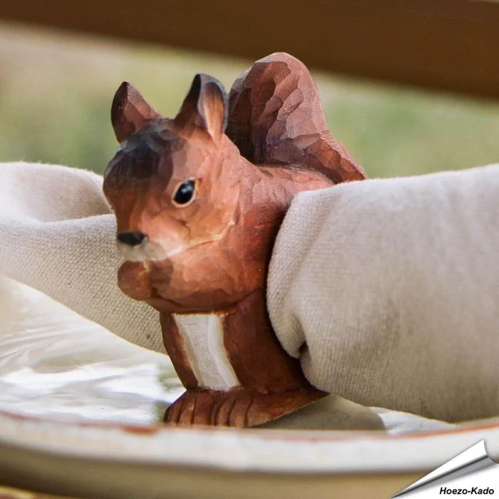 Handgesneden Servetring Eekhoorn van Wildlife Garden uit hout, met roodbruine kleuren, glazen ogen en pluimstaart. Voor stoffen en papieren servetten.