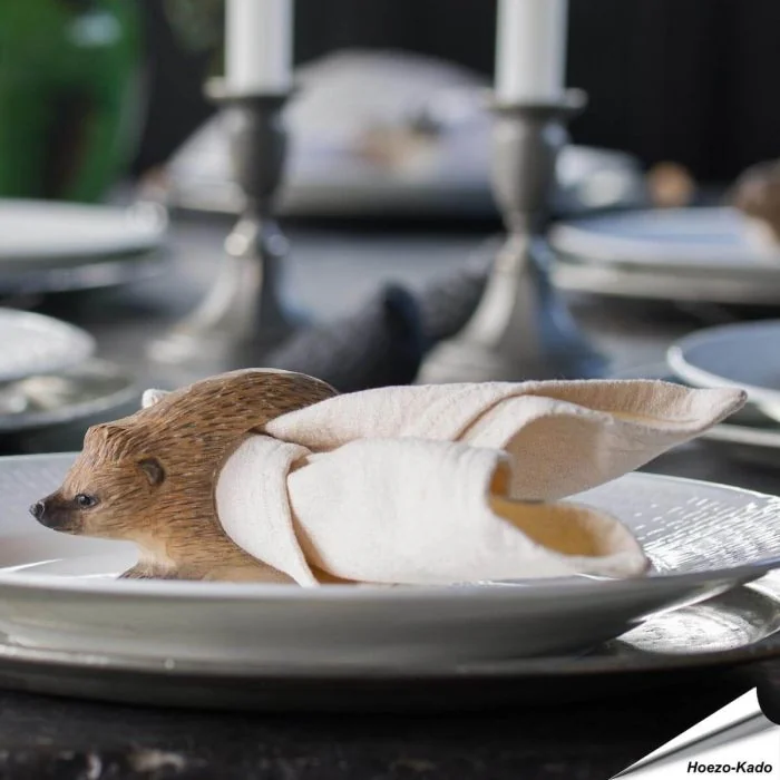 Handgesneden Servetring Egel van Wildlife Garden uit hout, met stekelstructuur en glazen ogen. Voor stoffen en papieren servetten.