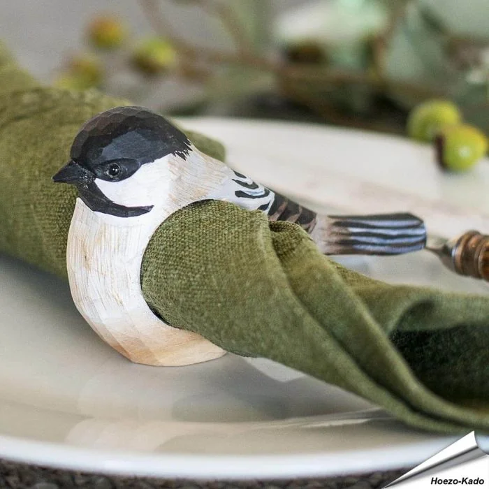 Handgesneden Servetring Glanskop van Wildlife Garden uit hout, met zwarte kruin en lichte wangen. Voor stoffen en papieren servetten.