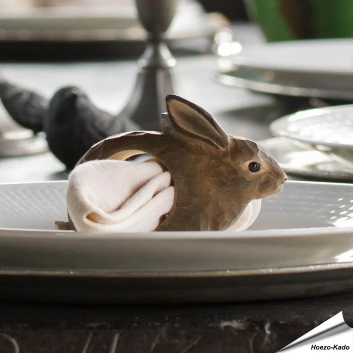 Handgesneden Servetring Konijn van Wildlife Garden in grijsbruine tinten, met glazen ogen. Houten servetring voor papieren en stoffen servetten.
