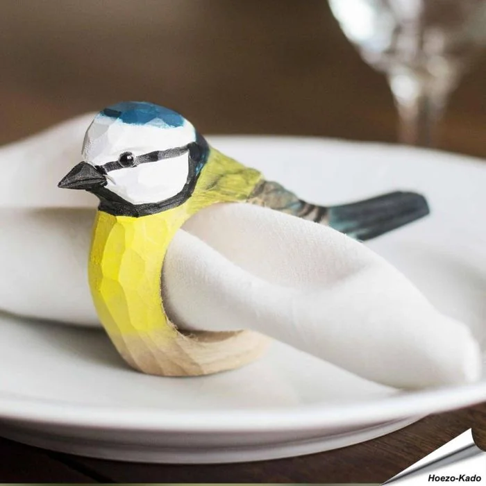 Handgesneden houten Servetring Pimpelmees van Wildlife Garden met blauwe kruin, witte wangen en gele borst voor een decoratieve tafelschikking.
