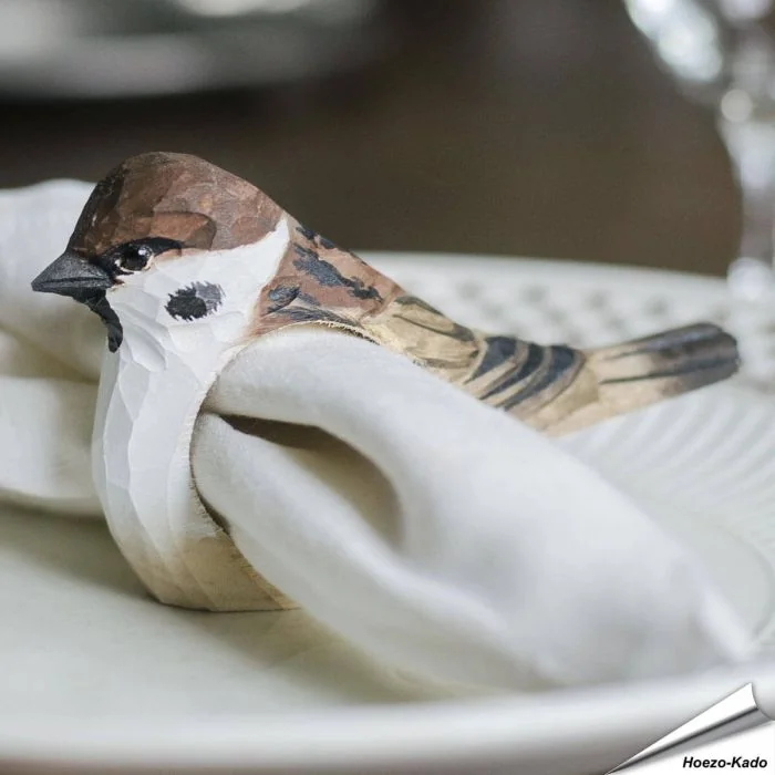 Handgesneden houten Servetring Ringmus van Wildlife Garden met kastanjebruine kruin, witte wangen en donkere wangvlek voor de tafeldecoratie.