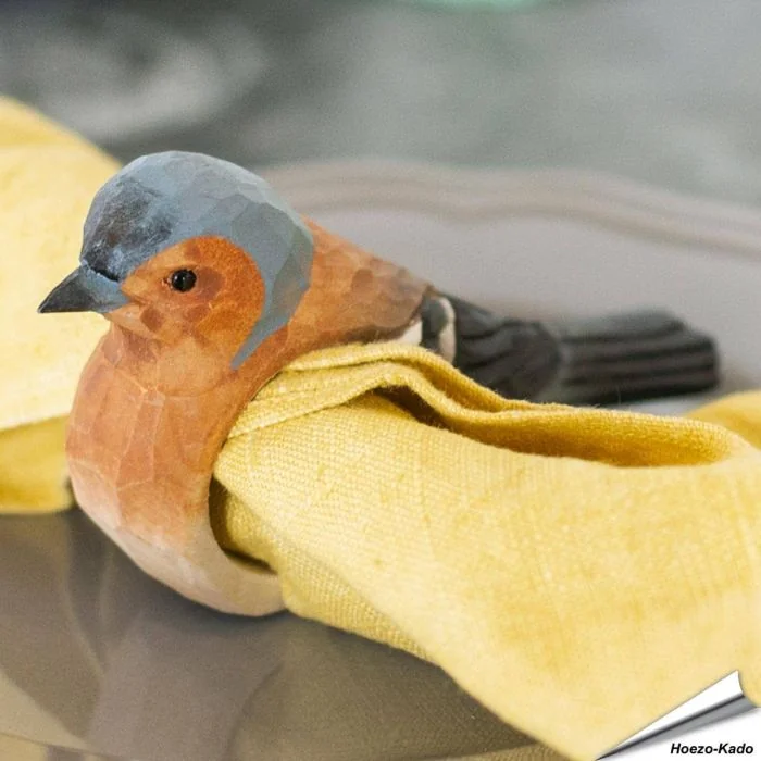 Handgesneden Servetring Vink van Wildlife Garden uit hout, herkenbaar aan de korte kegelsnavel. Voor stoffen en papieren servetten.