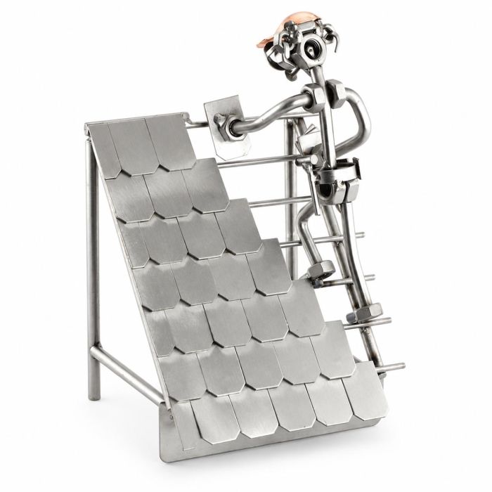 Metalen Steelman Dakdekker beeldje van ca. 20 x 13 x 12 cm. Handgemaakt beroepscadeau met ladder en pannendak voor dakdekker, jubileum of pensioen.