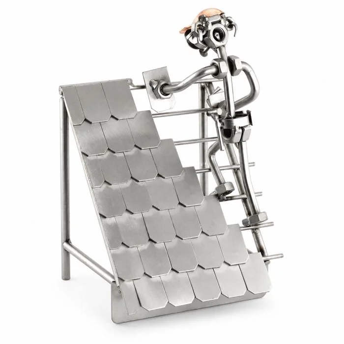 Metalen Steelman Dakdekker beeldje van ca. 20 x 13 x 12 cm. Handgemaakt beroepscadeau met ladder en pannendak voor dakdekker, jubileum of pensioen.