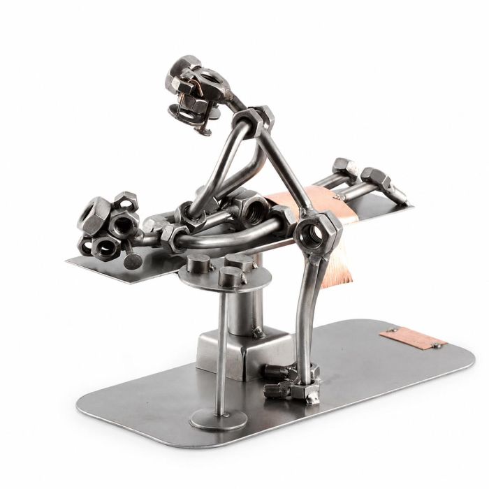 Handgemaakt Steelman Masseur beeldje van ca. 15 x 8 x 7 cm. Met masseur, patiënt en massagetafel. Origineel beroepscadeau voor een masseur.