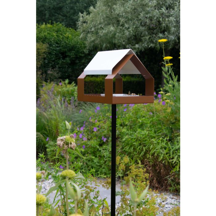 The Barn - Voederhuis op paal - Bruin Metaal