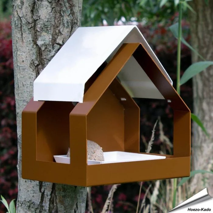 Verwen tuinvogels met The Barn wand-vogelvoederhuisje ✔️ Gemaakt van duurzaam bruin metaal, stijlvol design ✔️ Perfect cadeau ➤ Bestel bij Hoezo-Kado.nl