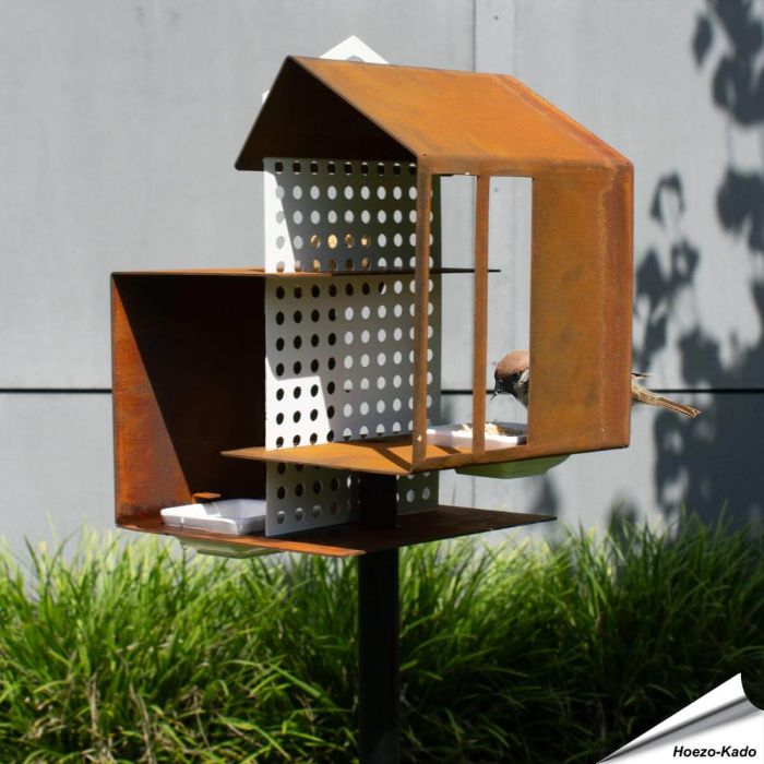 Stijlvol voederhuis op paal van cortenstaal ✔️ Drie lagen voor zaden, vetbollen & water ✔️ Duurzaam design voor elke tuin ➤ Bestel nu bij Hoezo-Kado!