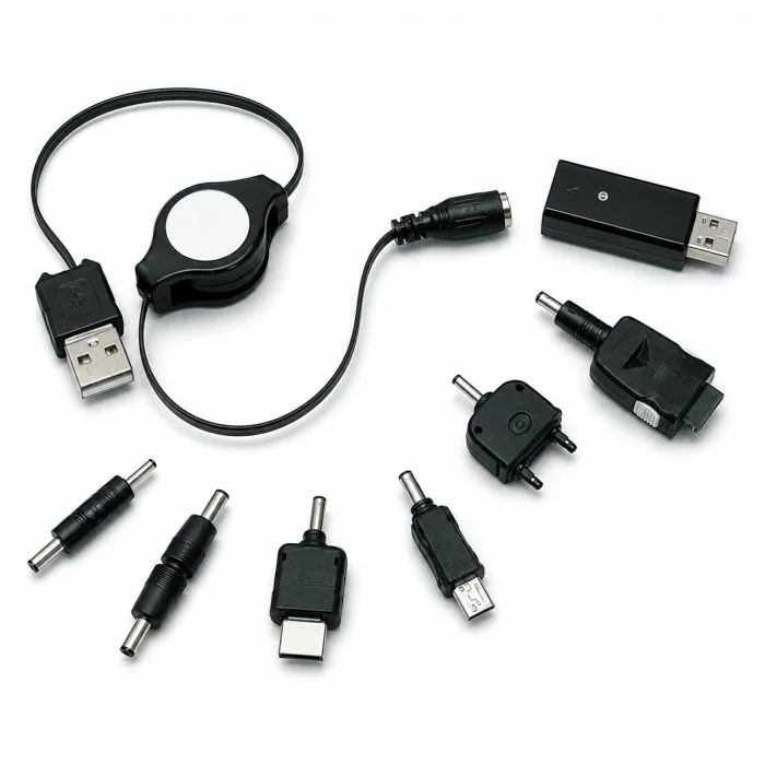 USB oplader met meerdere adapters voor diverse Nokia, Sony Ericsson, Samsung en Motorola telefoons. Compacte Plug & Play laadset via USB.