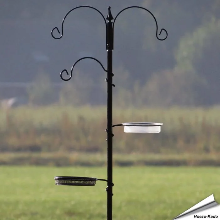 Vogelvoederstation als compleet set ✔️ Stevig, weerbestendig & eenvoudig te monteren ✔️ Perfect voor wilde vogels in de tuin ✔️ Bestel nu online bij Hoezo-Kado