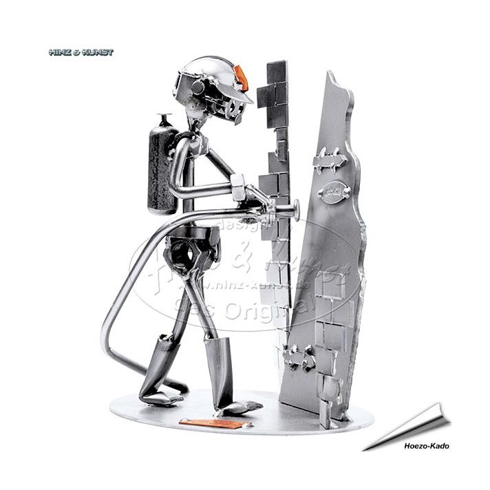 Hinz & Kunst brandweerman sculptuur met deur – metalen beeldje
