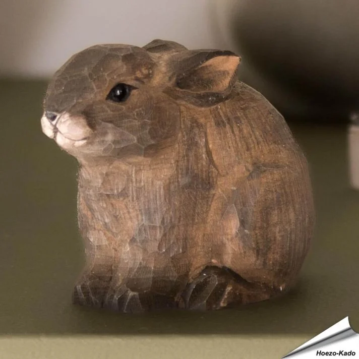 Houten konijntje van Wildlife Garden – een prachtige decoratie waar het hele gezin van zal genieten! ✔️ Natuurgetrouw vormgegeven en realistisch gekleurd ➤ Bestel nu eenvoudig online bij Hoezo-Kado