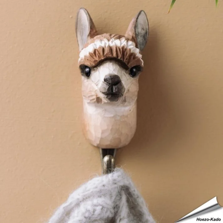 Kledinghaak - Alpaca ✔️ Gemaakt van hoogwaardig hout en met de hand beschilderd ✔️ Handgemaakt en milieuvriendelijk ✔️ Maximaal draagvermogen: 10 kg ➤ Bestel nu bij Hoezo-Kado