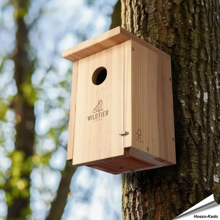Nestkast voor de spreeuw en grote bonte specht ✔️ Onbehandeld massief hout ✔️ Geschikt voor grote holenbroeders ✔️ Weerbestendig ➤ Koop nu bij Hoezo-Kado.nl