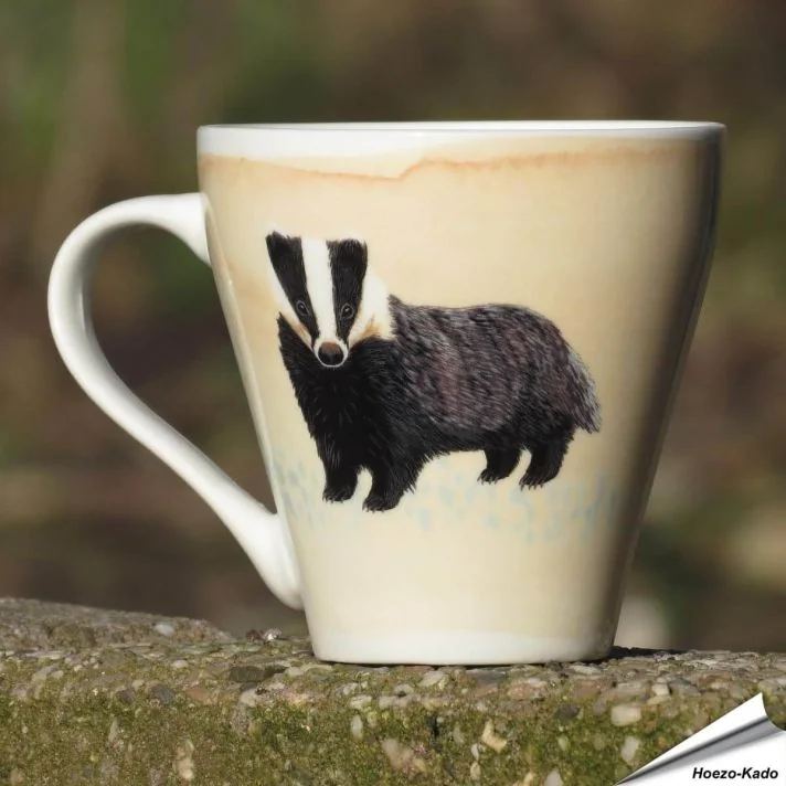 Deze leuke mok is voorzien van een tekening van een Das.