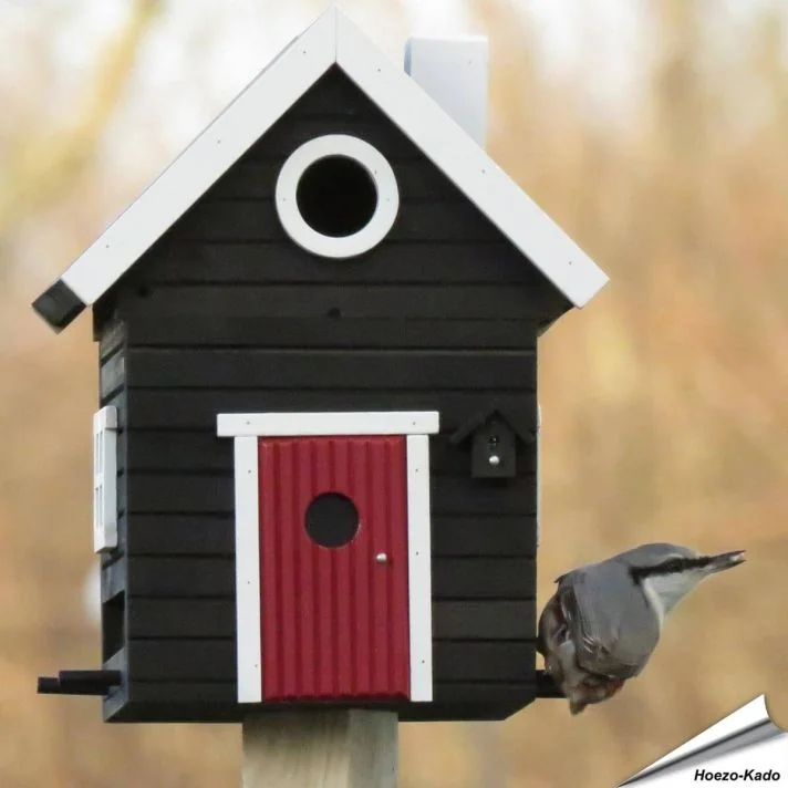 Multiholk Svart Hus voederhuis en nestkast in zwarte houtkleur, hier als voederhuis
