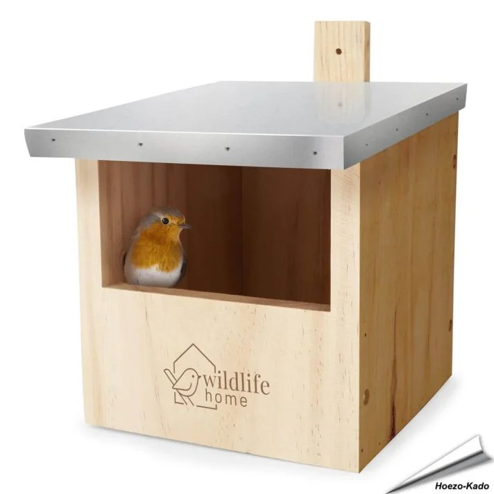 Roodborstje in de nestkast. Nestkast halfholten voor roodborstjes in vogeltuin