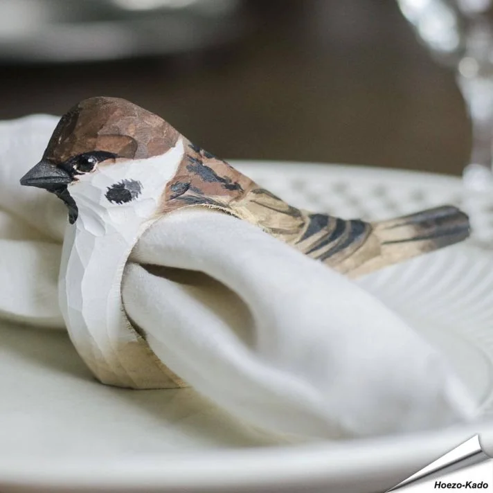 Houtgesneden servetring - Ringmus ✔️ Breng de natuur naar je tafel ✔️ Gemaakt van duurzaam hout ✔️ Beschilderd met milieuvriendelijke verf ✔️ Bestel nu op Hoezo-Kado