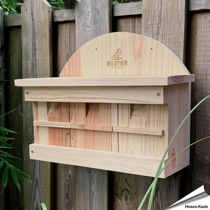 Nestkast voor huismussen en ringmussen ✔️ Onbehandeld massief hout ✔️ 3 ruime nestkamers met aparte openingen ✔️ FSC-hout ➤ Koop nu bij Hoezo-Kado.nl