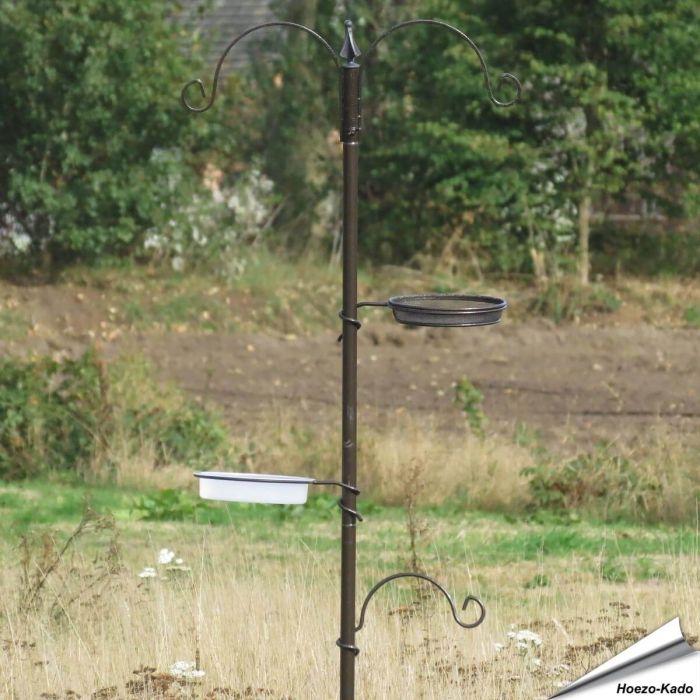 Vogelvoederstation kopen? ✔️ Stevig, stijlvol en weerbestendig. Inclusief voerschalen en haken. Perfect voor tuinvogels - nu bij Hoezo-Kado!
