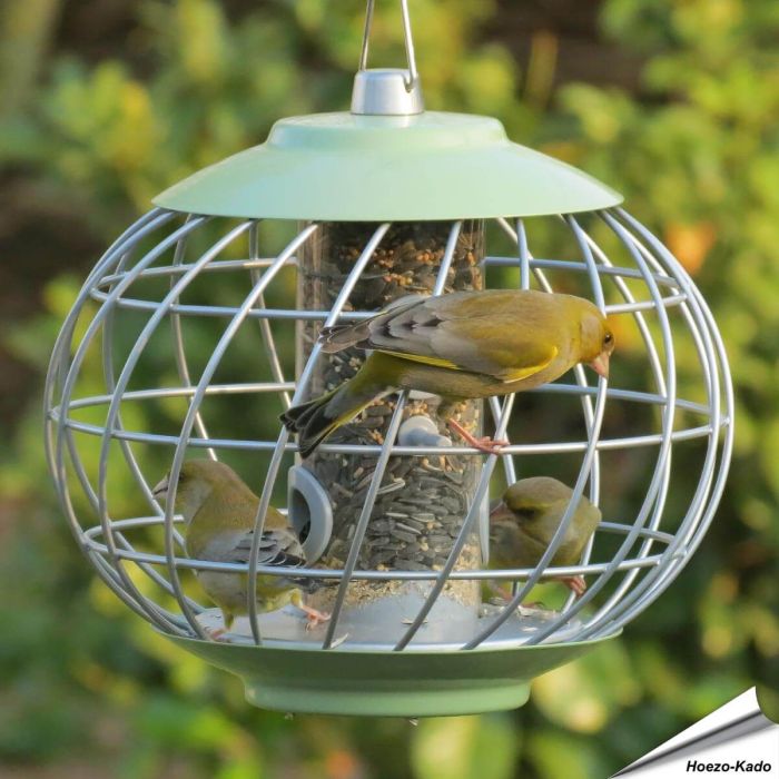 Zaadsilo Helix met beschermkooi - groen ✔️ Volledig eekhoorn proof ✔️ Geschikt om het hele jaar door te gebruiken ➤ Bestel nu direct bij www.hoezo-kado.nl