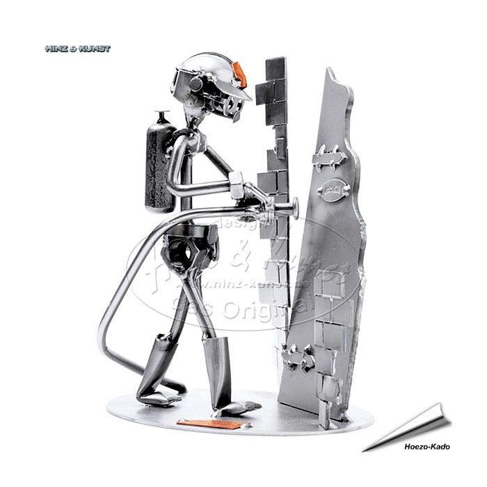 Hinz & Kunst brandweerman sculptuur met deur – metalen beeldje