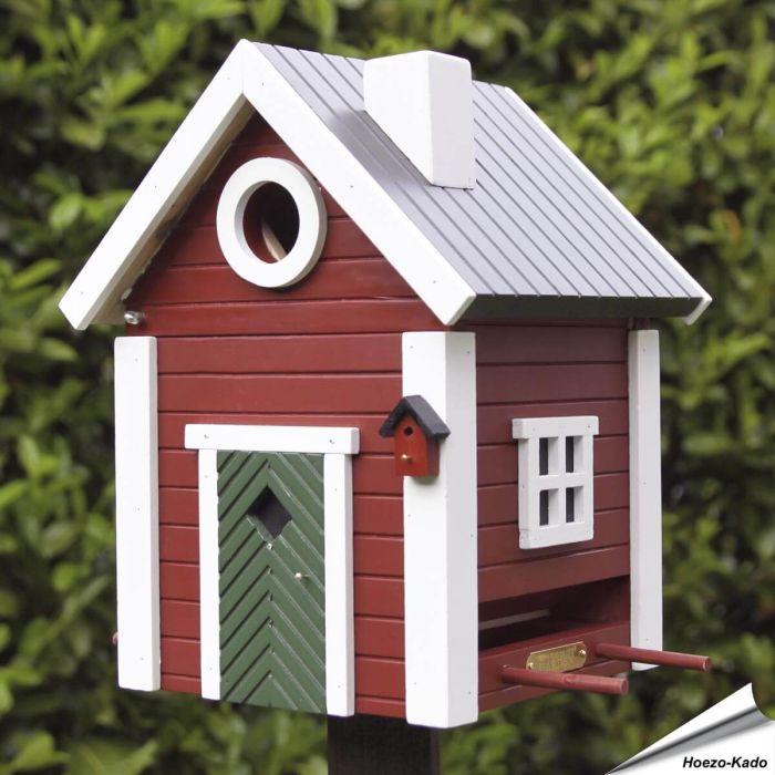 Multiholk Torp voederhuis en nestkast in rood/witte houtkleur, hier als nestkast.