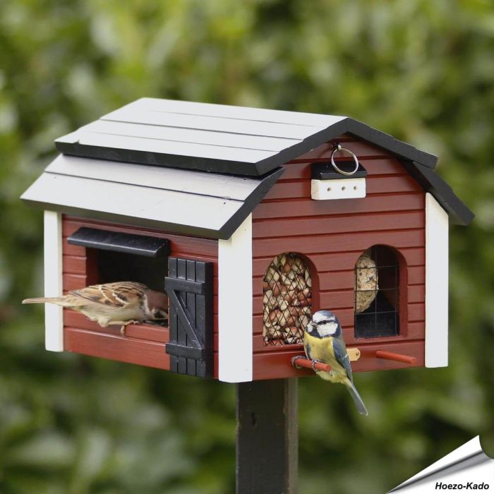 Voederschuur (rood) - Wildlife Garden ✔️ Houten voederhuis voor tuinvogels ✔️ Ideaal voor kleine vogels ✔️ Geïnspireerd door Scandinavisch design ➤ Bestel nu op Hoezo-Kado