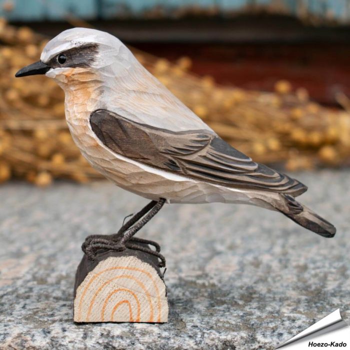 Houtgesneden vogel in de vorm van een Tapuit is een mooie decoratie waar het hele gezin dol op zal zijn ✔️ Levensecht vorm- en kleur gegeven model ➤ Koop nu online bij Hoezo-Kado