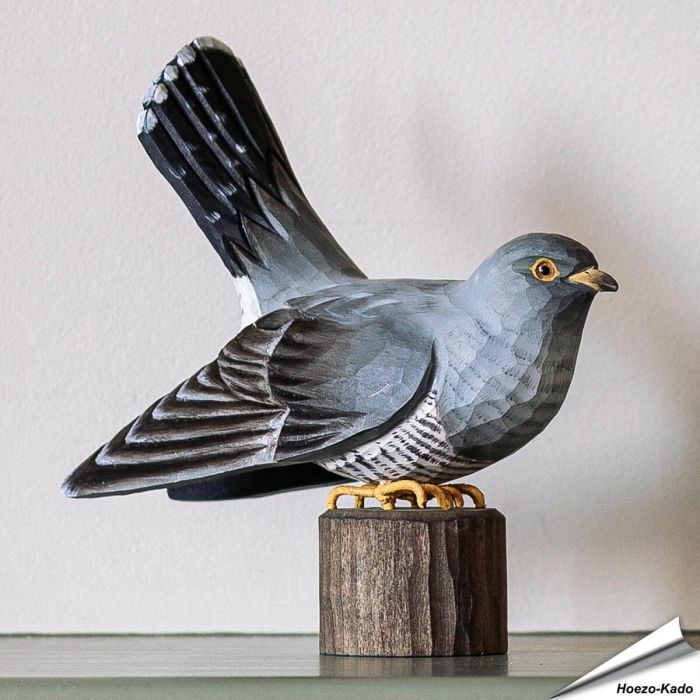 Houtgesneden vogel in de vorm van een Koekoek is een mooie decoratie waar het hele gezin dol op zal zijn ✔️ Levensecht vorm- en kleur gegeven model ➤ Koop nu online bij Hoezo-Kado