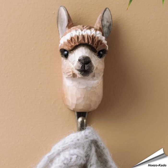 Kledinghaak - Alpaca ✔️ Gemaakt van hoogwaardig hout en met de hand beschilderd ✔️ Handgemaakt en milieuvriendelijk ✔️ Maximaal draagvermogen: 10 kg ➤ Bestel nu bij Hoezo-Kado