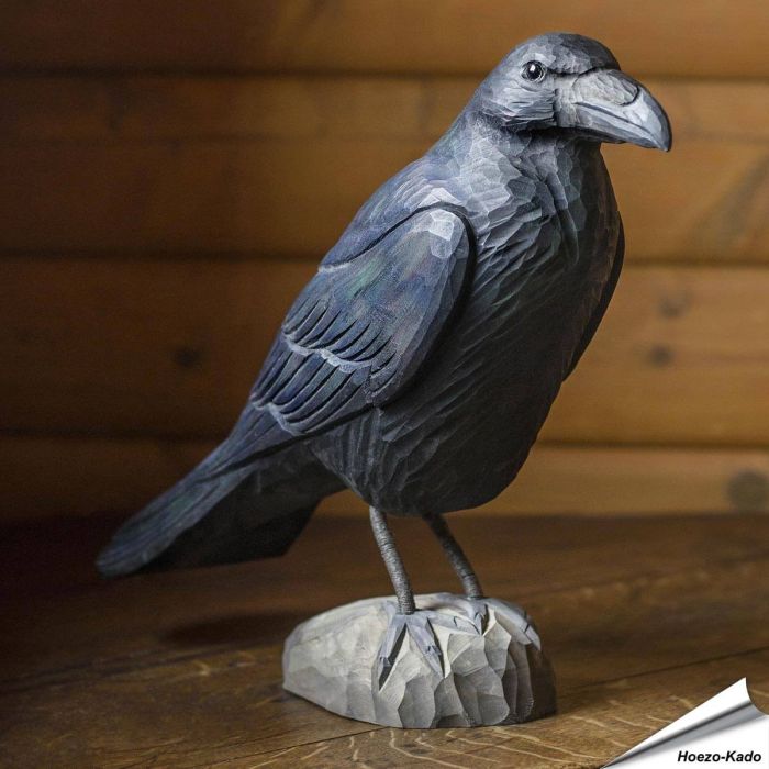Houtgesneden vogel in de vorm van een Raaf is een mooie decoratie waar het hele gezin dol op zal zijn ✔️ Levensecht vorm- en kleur gegeven model ➤ Koop nu online bij Hoezo-Kado